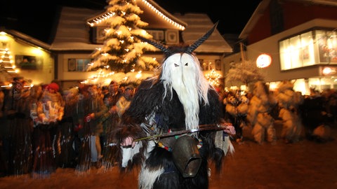 "Klausen" ziehen am Nikolaustag durch eine Stadt im Allgäu - ein alpenländischer Brauch.