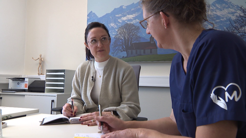 Vor dem Pflegegipfel in Wangen: Alissa Nerz (links), Leterin des Pflegedienstes Medias in Amtzell, spricht mit ihrer Kollegin Angela Hofmann.