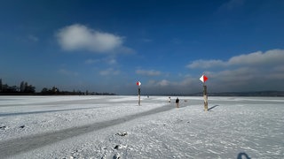 Der zugefrorene Gnadensee, ein Teil des Bodensees zwischen Allensbach und Reichenau. Am Mittwoch sind dort drei Menschen ins Eis eingebrochen.