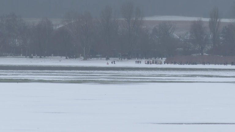 Der zugefrorene Gnadensee: Die Eisfläche wird kleiner, das Eis schmilzt und wird brüchig.
