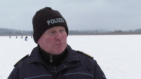 Udo Balbach von der Wasserschutzpolizei Reichenau auf dem zugefrorenen Gnadensee. Die Eisfläche wird kleiner, das Eis schmilzt und wird brüchig.