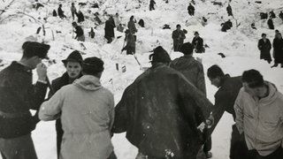 Schwarz-weiß-Bilder vom Lawinenunglück in Montafon in Vorarlberg 1954, bei dem 125 Menschen starben
