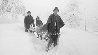 Schwarz-weiß-Bilder vom Lawinenunglück in Montafon in Vorarlberg 1954, bei dem 125 Menschen starben