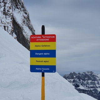 Ein Schild warnt am Flumserberg vor Gefahren wie Lawinen. Am Wochenende ist unter anderem dort eine Lawine abgegangen.