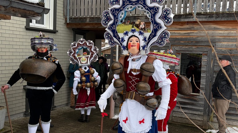 In Urnäsch im Appenzellerland sind am Dienstag wieder die Silvesterchläuse unterwegs.