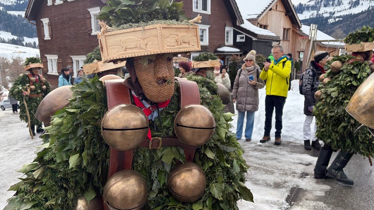 In Urnäsch im Appenzellerland sind am Dienstag wieder die Silvesterchläuse unterwegs.