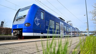 Ein blauer Triebwagen der Bodensee-Oberschwaben-Bahn: Der Betrieb der kommunalen Bahngesellschaft wird ab Anfang 2028 eingestellt.