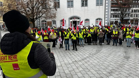 ZfP-Beschäftigte ziehen durch Ravensburg. Die Gewerkschaft ver.di hatte sie zum Streik aufgerufen.