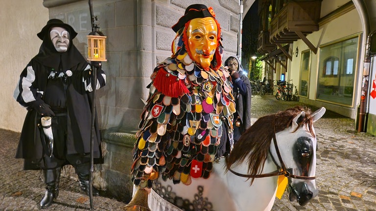 Die Blätzlebuebe und andere Närrinnen und Narren wecken Konstanz am Schmotzigen Dunschtig.