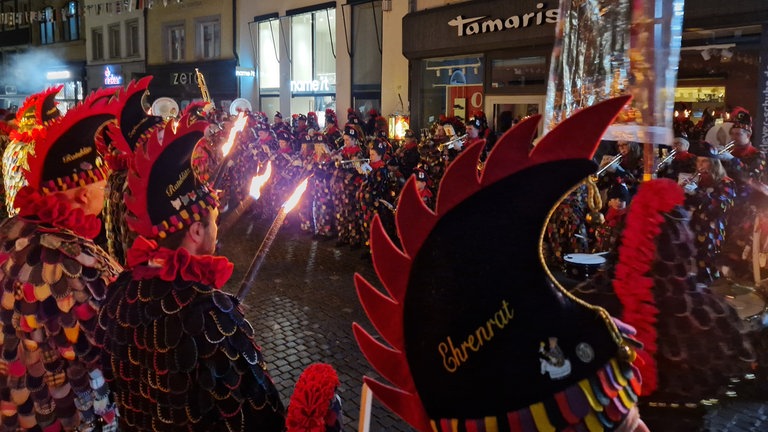 Die Blätzlebuebe und andere Närrinnen und Narren wecken Konstanz am Schmotzigen Dunschtig.