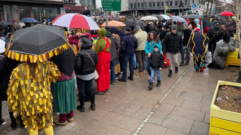 Der Große Narrensprung in Friedrichshafen 2026. Fastnacht am Bodensee auch bei Regen.