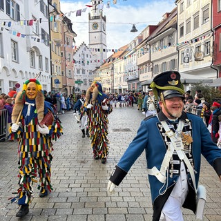 Narren ziehen durch die Altstadt von Ravensburg beim großen Narrensprung 2026.