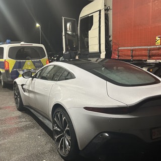 Ein Aston Martin Vantage V8 mit Schweizer Zulassung wird auf der A96 bei Lindau vom Zoll gestoppt.