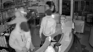 Vier junge Männer sind nachts in einer Eisdiele in Weingarten eingebrochen. Eine Überwachungskamera hat die Einbrecher aufgenommen.