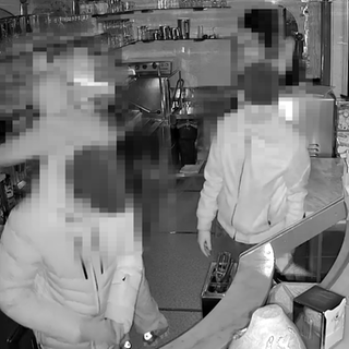 Vier junge Männer sind nachts in einer Eisdiele in Weingarten eingebrochen. Eine Überwachungskamera hat die Einbrecher aufgenommen.