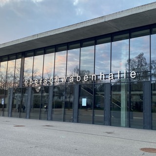 Die Oberschwabenhalle in Ravensburg. Sie Stadt will das sanierungsbedürftige Gebäude in eine Sporthalle umbauen.