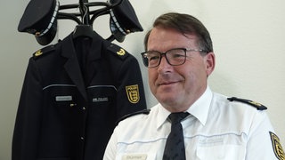 Hängt seine Uniform fortan an den Nagel: Der Ravensburger Polizeipräsident Uwe Stürmer geht gut einen Monat nach der offiziellen Verabschiedung endgültig in den Ruhenstand.