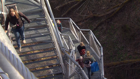 Besucher erkunden am Tag der Wiedereröffnung die Marienschlucht am Bodensee.