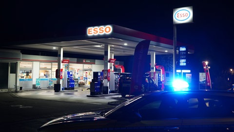 Ein Mann hat am Montagabend versucht, diese Tankstelle in Kressbronn zu überfallen. Der Sohn des Betreibers vereitelte das.