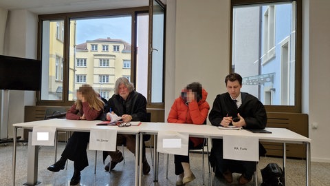 Zwei Lehrerinnen und ihre Verteidiger 2025 vor dem Amtsgericht Konstanz. Gegen ihre Verurteilung wegen fahrlässiger Tötung eines Siebenjährigen beim Schwimmunterricht haben sie Berufung eingelegt.