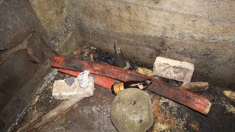 Spuren von Menschen, die sich auch nach dem Krieg im Bunker aufgehalten haben