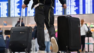 Ein Flugreisender am Flughafen Franz Josef Strauss in München. Aktuell zögern Reisende bei Buchungen