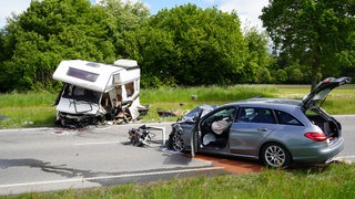 Bei einem Frontalzusammenstoß zwischen einem Pkw und einem Wohnmobil auf der B32 bei Alsthausen (Kreis Ravensburg) wurden drei Menschen zum Teil schwer verletzt.