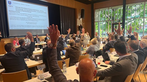 Knappe Abstimmung des Kreistags: 30 Kreisrätinnen und Kreisräte stimmten für die Schweizer AMEOS Gruppe. Nur 27 votierten für den Oberschwabenklinikverbund (OSK).