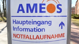 Ein Schild weist den Weg zur Notaufnahme eines Ameos-Krankenhauses. Die Schweizer Unternehmensgruppe übernimmt die Klinik in Friedrichshafen.