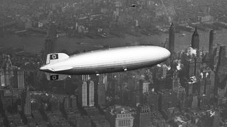 Ein Luftschiff mit NS-Hakenkreuz fliegt über New York. In Friedrichshafen zeigt eine Ausstellung die Zeppeline im Nationalsozialismus.