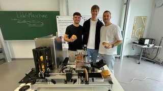 Maschinenbaustudenten der HTWG Konstanz haben eine Maschine entwickelt, die Leberkäsweckle produziert.