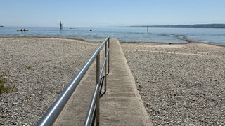 Das Strandbad Hörnle in Konstanz. Der niedrige Wasserstand sorgt für ein breites Ufer und flaches Wasser.