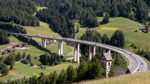 Autos und Lkw fahren über die Brenner-Autobahn.
