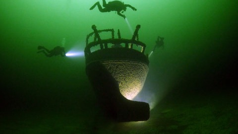 Taucher am Jura-Wrack im Bodensee