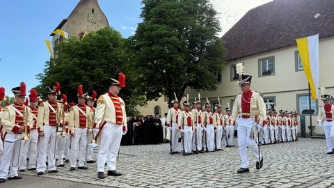 Parade der Bürgerwehr vor dem Reichenauer Münster