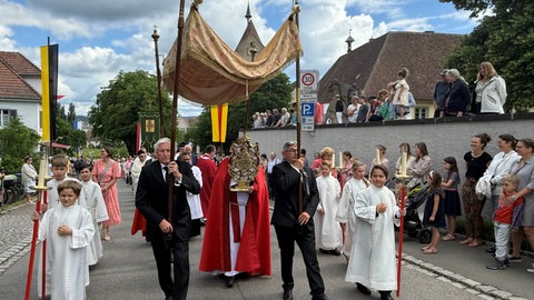 Die Heilig-Blut-Reliquie bei der Prozession auf der Insel Reichenau