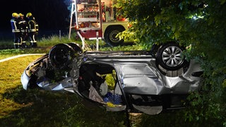 Am Donnerstag haben sich laut Polizei fünf Menschen zwischen 16 und 18 Jahren bei einem Autounfall verletzt - zwei davon schwer. 