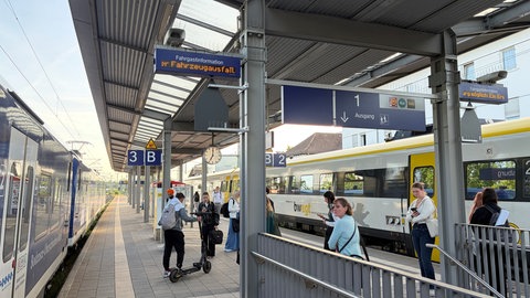 Am Bahnhof in Ravensburg warten am Morgen viele vergeblich auf einen Zug in Richtung Friedrichshafen. Die Südbahn-Strecke ist noch nicht für den Verkehr freigegeben.