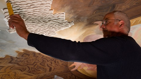 Restaurator Stephan Bussmann bei der Arbeit am Pfingstfresco in der Basilika in Weingarten. Seit 2021 wird die Barockkirche schrittweise erneuert.
