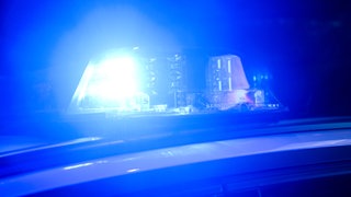 Ein Blaulicht leuchtet auf einem Einsatzfahrzeuge der Polizei. Ein 30-jähriger Autofahrer kam bei einem schweren Verkehrsunfall bei Krauchenwies im Kreis Sigmaringen ums Leben. 