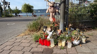 Zeichen der Trauer: Am Bahnübergang in Sipplingen erinnern Kuscheltiere und Kerzen an das Unglück.