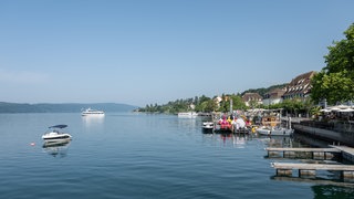 Blauer Himmel strahlt über dem Ufer in Überlingen am Bodensee.