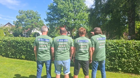 Die vier Allgäuer fliegen nur nach Kanada und Mexiko, nicht in die USA. Das zeigen sie auf ihren T-shirts.