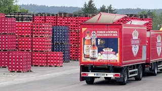 Bierkisten auf dem Areal von Schussenrieder: Die Insolvenz der Brauerei hat in Bad Schussenried für Betroffenheit gesorgt. Und manche stellen sich die Frage, ob jenes Schicksal auch andere Brauereien in Oberschwaben treffen könnte?