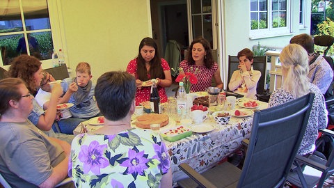 Kritik an Pflegereform: Pflegende Mütter treffen sich zusammen mit ihren Kindern mit Behinderung in Grünkraut.