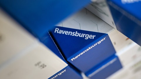Das blaue Dreieck auf mehreren Spielen von Ravensburger. Der Konzern will das Geschäft mit der Steiff-Übernahme ankurbeln.