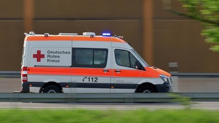 Ein Rettungswagen des DRK (Symbolfoto): In Kißlegg ist ein Mädchen nach einem Sturz vom Rad unter einen Bus geraten und tödlich verletzt worden.