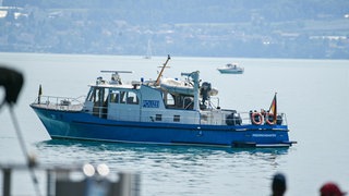 Einsatzkräfte von Wasserschutzpolizei und anderen Einheiten suchten nach den Männern mit Booten im Bodensee