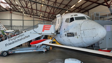 Die "Landshut" in einem Hangar auf dem Bodensee Airport in Friedrichshafen: Hier sollte auf viele Jahre ein "Lernort" zu den Geschehnissen rund um die Entführung der Maschine entsehen. Doch etwas lernen können, soll man nur noch ein halbes Jahr lang.