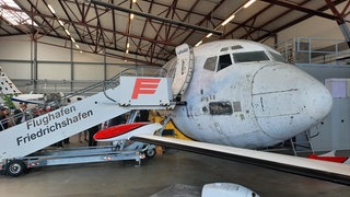 Die "Landshut" in einem Hangar auf dem Bodensee Airport in Friedrichshafen: Hier sollte auf viele Jahre ein "Lernort" zu den Geschehnissen rund um die Entführung der Maschine entsehen. Doch etwas lernen können, soll man nur noch ein halbes Jahr lang.